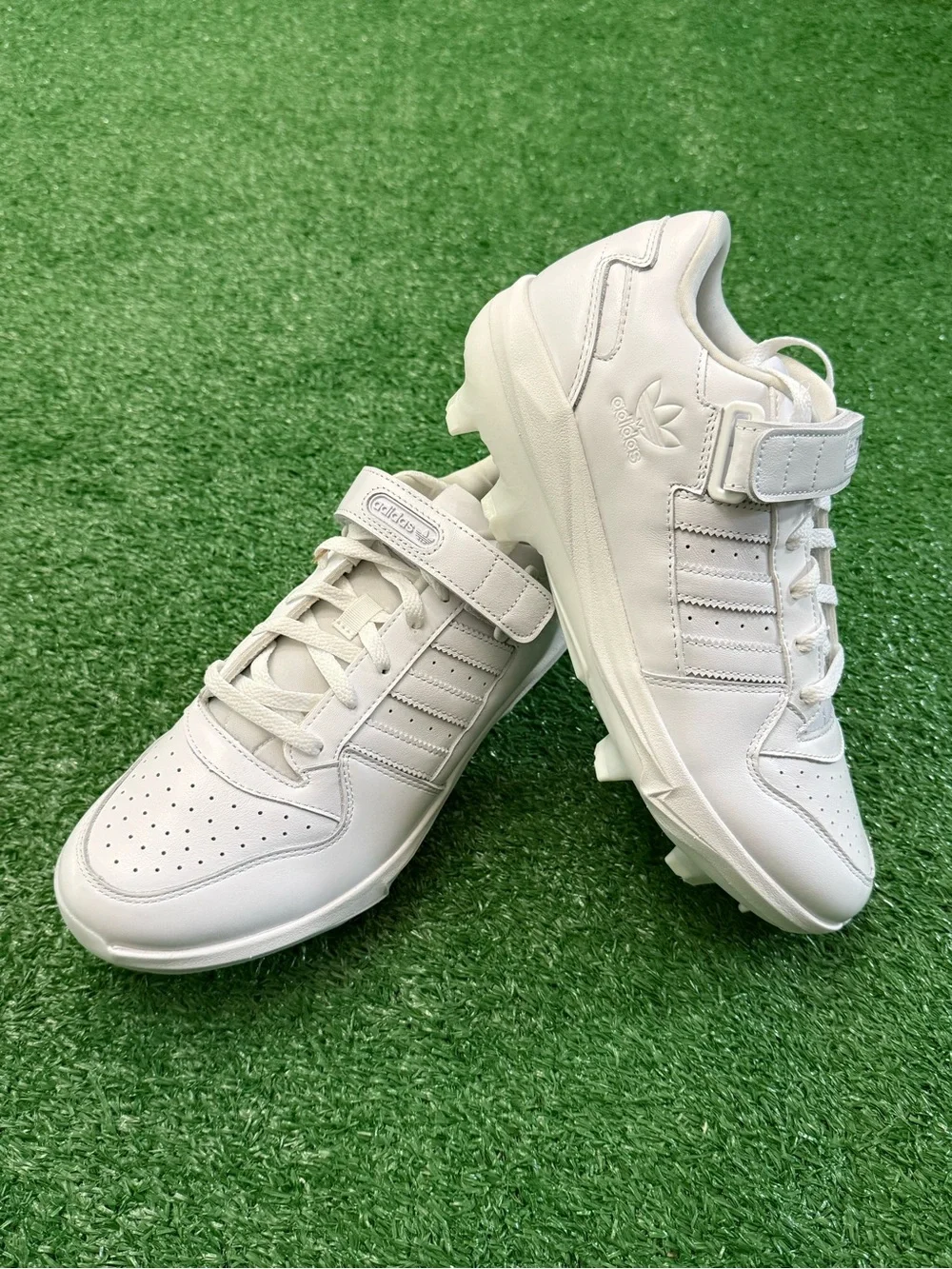 Adidas Forum TPU Baseball Cleats – Men’s Size 10 – All White